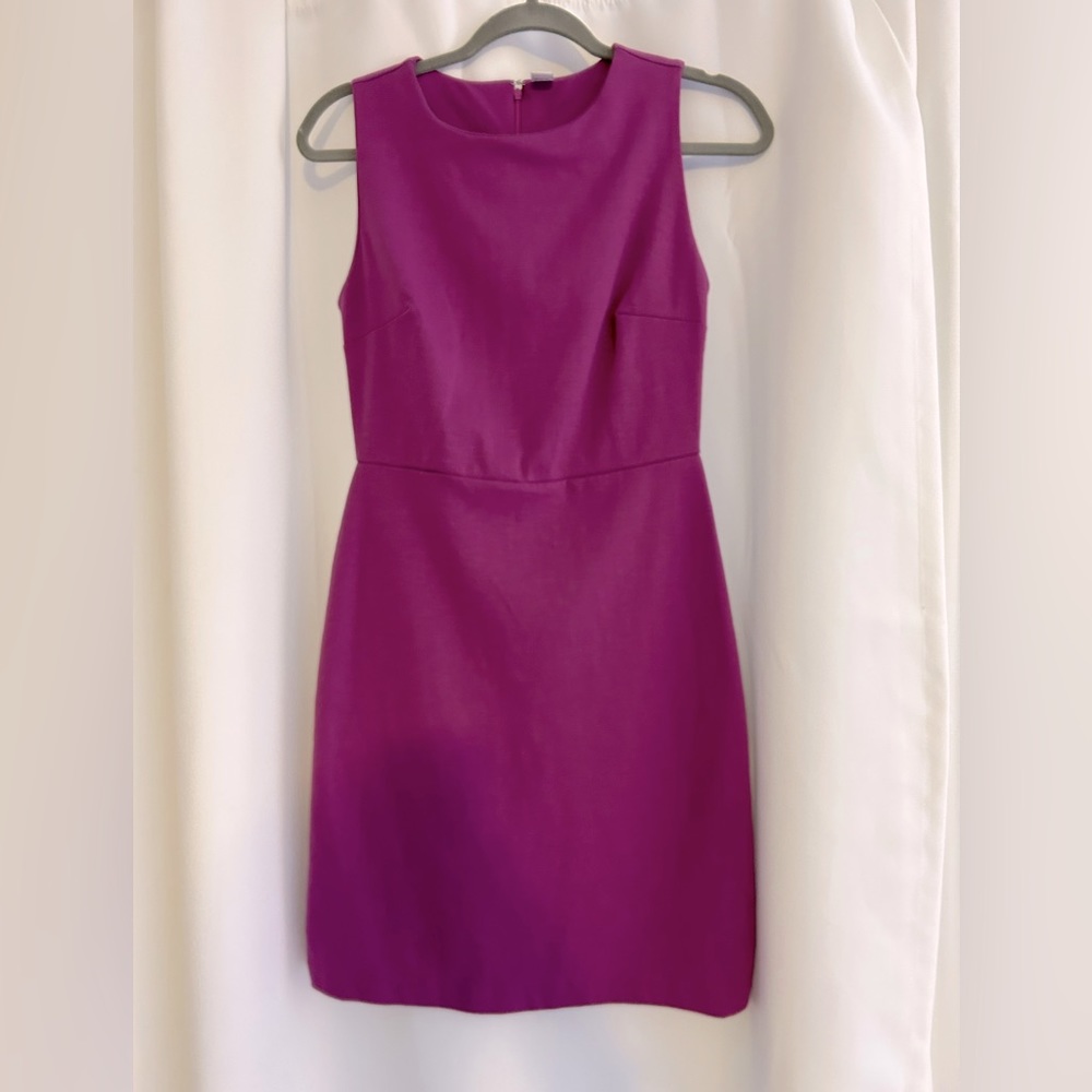 Like New! Old Navy dress with hidden zipper. Perfect condition.